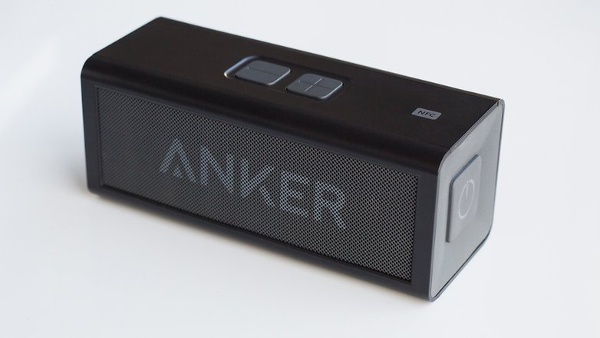 Anker A7909 là “anh trai lớn” của SoundCore ở trên với thời lượng pin đủ để nghe khoảng 500 bài nhạc hoặc gần 24 giờ sử dụng. Tuy nhiên Anker A7909 lại hướng tới nhu cầu những người nghe nhạc thích âm bass nhiều hơn với âm thanh mạnh mẽ hơn, rắn chắc với âm trầm phong phú, vì vậy nó có giá cao hơn so với SoundCore và tất nhiên sẽ cung cấp âm thanh tốt hơn. 