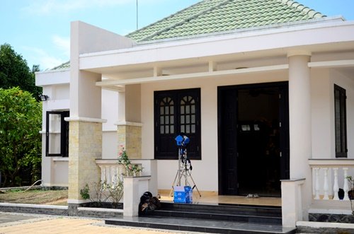 Căn nhà của Việt Trinh được xây theo phong cách hiện đại. Toàn bộ đều có nước sơn màu trắng.