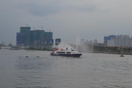Đó là tình huống trong buổi diễn tập cứu hộ cứu nạn ứng phó sự cố cháy nổ trên sông Sài Gòn vào chiều 18/5, tại khu vực Cảng Nhà Rồng, quận 4, TPHCM do Cảnh sát PCCC TPHCM tổ chức.