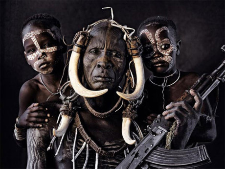 Bộ tộc Mursi, Ethiopia. Những vết sẹo hình móng ngựa trên cơ thể là điểm riêng có của những người dân bộ lạc này.