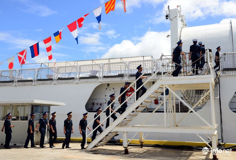 Các thành viên của cảnh sát biển Việt Nam lên tàu CSB-8020 trong lễ bàn giao tại Căn cứ Tuần duyên Honolulu hôm 25/5/2017. Sau gần 50 năm phục vụ trong Tuần duyên Hoa Kỳ, cựu Tàu Tuần duyên Morgenthau chính thức được bàn giao cho Cảnh sát biển Việt Nam và được đổi tên thành CSB-8020.