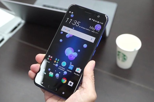 Tương tự các mẫu smartphone cao cấp hiện nay, HTC U11 sử dụng màn hình 5,5 inch độ phân giải QHD (1440 x 2560 pixel), cho mật độ điểm ảnh 538 pixel. Năm ngoái HTC 10 chỉ có màn hình 5,2 inch, nên U11 đã được nâng cấp đáng kể giúp tăng khả năng cạnh tranh với “hầu hết” các đối thủ. 