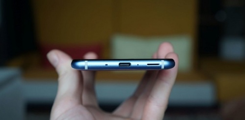 HTC U11 và iPhone 7 có khá nhiều tính năng tương đồng như: Cả hai đều loại bỏ giắc cắm tai nghe truyền thống 3.5mm. Điện thoại của Apple sử dụng cổng Lightning, trong khi HTC sử dụng cổng USB-C cho tai nghe đi kèm. 