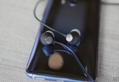 Tai nghe Usonic đi kèm với HTC U11 có khả năng chống ồn chủ động, ngoài ra còn có cảm biến gắn trong tai nghe có thể cảm nhận được hình dạng tai của người đeo tai và điều chỉnh âm thanh để có được trải nghiệm tối ưu.