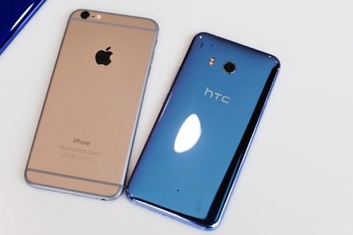 Trên giấy, HTC U11 hoàn toàn đánh bại iPhone 7 với phần cứng mạnh hơn, có thiết kế bắt mắt hơn, màn hình vượt trội, camera có chất lượng cao hơn và các tính năng độc đáo mà đối thủ không thể có được. Hoàng Thanh
