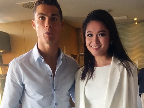 Cristiano Ronaldo ôm eo chụp ảnh cùng Á hậu Thuỳ Dung