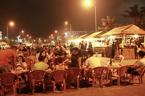 Chợ quê phố biển đón hàng ngàn lượt khách trong hai ngày khai trương