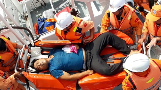 Cứu nạn thuyền viên bị nôn ra máu trên biển