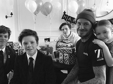 David Beckham mừng sinh nhật 42 tuổi bên gia đình