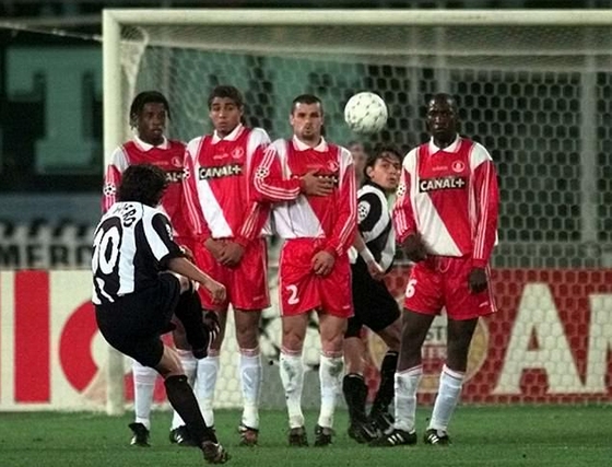 Del Piero lập cú hattrick vào lưới của Fabien Barthez năm 1998