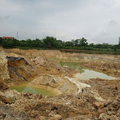 ỏ” cát vàng hồ Lỗ Chỉnh xã Yên Thọ, thị xã Đông Triều, tỉnh Quảng Ninh đang được ”nạo vét”