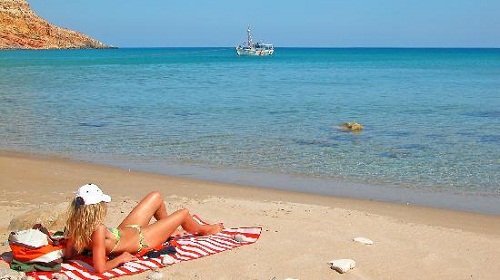 Đảo Milos, nơi bạn có thể tận hưởng tắm biển, phơi nắng và cảm nhận sự tuyệt đẹp của thiên nhiên.