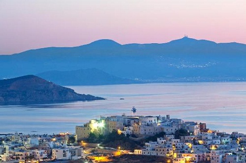 Đảo Naxos: Một điểm trắng trên vùng nước màu ngọc lam của Biển Aegean, đảo Naxos là một sự pha trộn độc đáo của di tích cổ và văn hóa bãi biển. Hòn đảo lớn nhất trong Quần đảo Cycladic, Naxos là quê hương thủa ấu thơ của không ai khác ngoài Zeus, vua của các vị thần. Khi đến Naxos, đi bộ trên con đường đắp cao tới Palatia, nơi Portara, chiếc cổng đá dẫn tới ngôi chùa cổ không còn tồn tại, đứng chơ trọi, biểu tượng của hòn đảo. Lúc hoàng hôn, quang cảnh của hòn đảo và vùng biển ngoài khơi xa thực sự ngoạn mục.