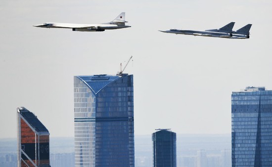 Máy bay ném bom chiến lược Tu-160 Nikolay Kuznetsov (bên trái) và máy bay Tu-22M3 trong cuộc diễn tập