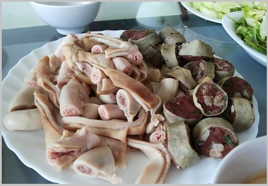 Lòng lợn là tên gọi khái quát để chỉ hầu hết các món ăn được chế biến từ phủ tạng lợn như tim, gan, lá lách, dạ dày, cổ hũ, trễ, cật, gan, lòng non, lòng già. Đây là những món ăn dân dã phổ biến ở Việt Nam và một số nước trong khu vực. Ảnh: Giadinh.com.