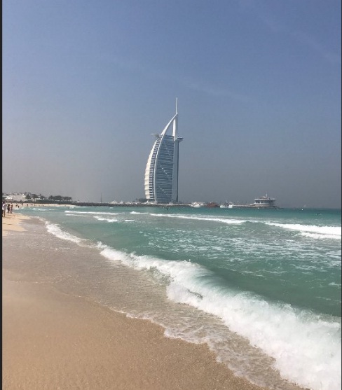 Jumeirah Public Beach, bãi biển công cộng gần Dubai, Các Tiểu vương quốc Ả Rập Thống nhất. Theo nhận xét của du khách, ngày cuối tuần của bạn sẽ trở nên hoàn hảo hơn nếu bạn dành thời gian vui chơi tại bãi biển này. Những du khách đã từng đặt chân trên bãi biển này đều đưa ra khuyến cáo cho những người đến sau về việc giữ gìn môi trường, không để lại rác trên bãi biển. Cũng theo khuyến cáo thời điểm lý tưởng nhất để du lịch: Tháng 10 - Tháng 4