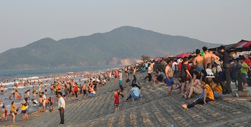 Biển Hà Tĩnh đã đông khách trở lại sau thảm họa Fosmosa. Ảnh internet.