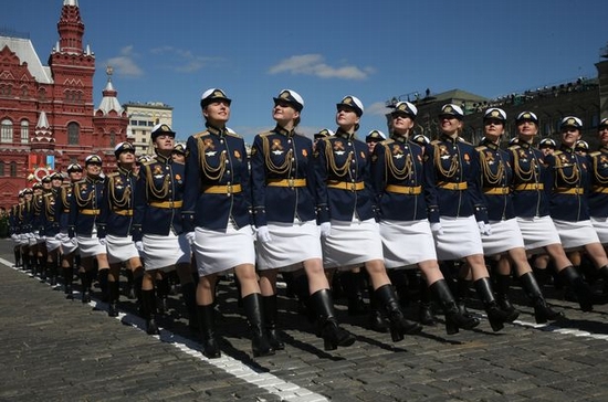 Ngất ngây trước vẻ kiêu hãnh của những nữ binh sĩ Nga xinh đẹp