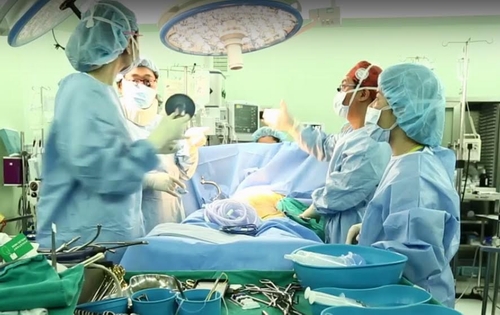  Ekip các chuyên gia, bác sỹ Hàn Quốc và Vinmec tiến hành ca ghép gan từ người cho sống đầu tiên trong vòng 13 giờ