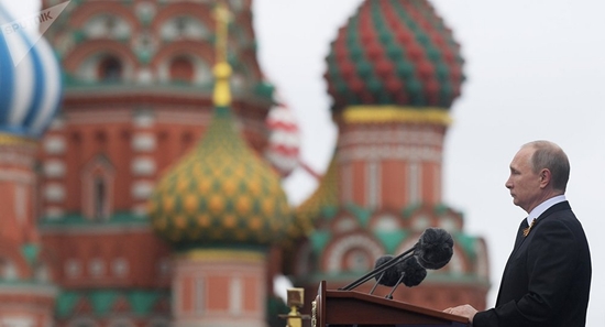 Tổng thống Vladimir Putin phát biểu trong lễ diễu binh hoành tráng mừng Ngày Chiến thắng ở thủ đô Moscow.