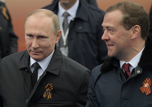 Tổng thống Vladimir Putin và Thủ tướng Dmitry Medvedev xuất hiện tại lễ diễu binh
