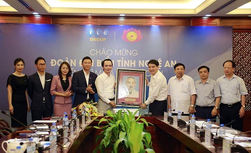 Tập đoàn FLC nhận quà lưu niệm của lãnh đạo tỉnh Nghệ An