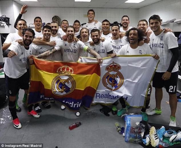 Ngay sau trận đấu với Atletico rạng sáng nay, trang mạng xã hội của Real Madrid đã đăng tải những tấm hình cầu thủ đội bóng ăn mừng trong phòng thay đồ của đối thủ.