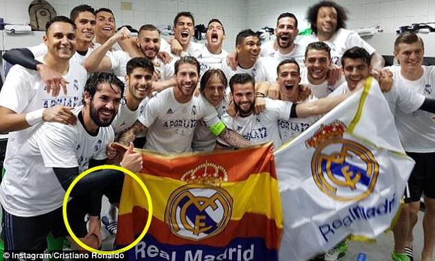 Trong những tấm hình được Real Madrid đăng tải, báo giới đã phát hiện 