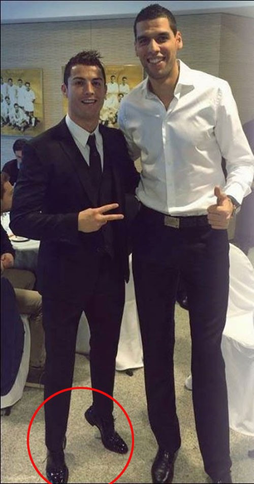 Với chiều cao 1,85 m, ngôi sao của Real Madird không chịu thua kém khi đứng cạnh ngôi sao bóng rổ Salah Mejri (2,16 m).