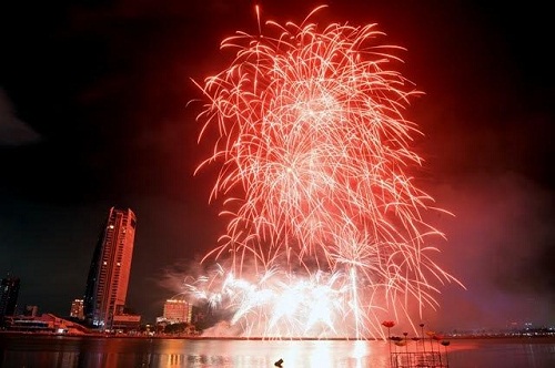 Thành phố sông Hàn đã có 1 đêm “mất ngủ” bởi sự xuất hiện của hàng ngàn bông pháo hoa đủ màu sắc.