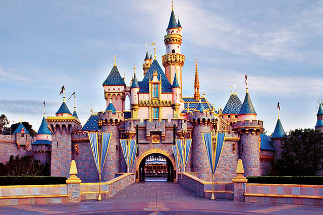 Disneyland, California:Điểm đến được lượng khách check in nhiều nhất trên Instagram chính là Disneyland, nơi biến giấc mơ của trẻ em và cả người lớn thành hiện thực. Disneyland có tới 14 triệu lượt check in và gắn thẻ tag, xứng đáng nằm ở vị trí đầu bảng.