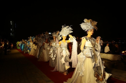 Dàn nghệ sỹ quốc tế tham gia trình diễn tại lễ hội pháo hoa quốc tế Đà Nẵng.