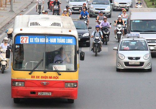 Xe buýt nội thành Hà Nội mới đáp ứng 20% nhu cầu đi lại của người dân.