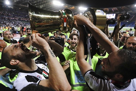 Alves lại &quot;khai hỏa&quot;, Juve vô địch Coppa Italia!