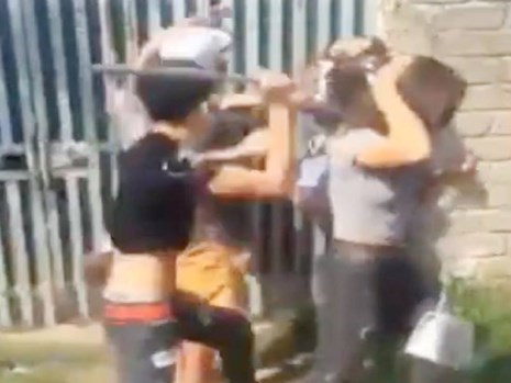  Hình ảnh nhóm thanh niên đánh cô gái trẻ (ảnh cắt từ clip)