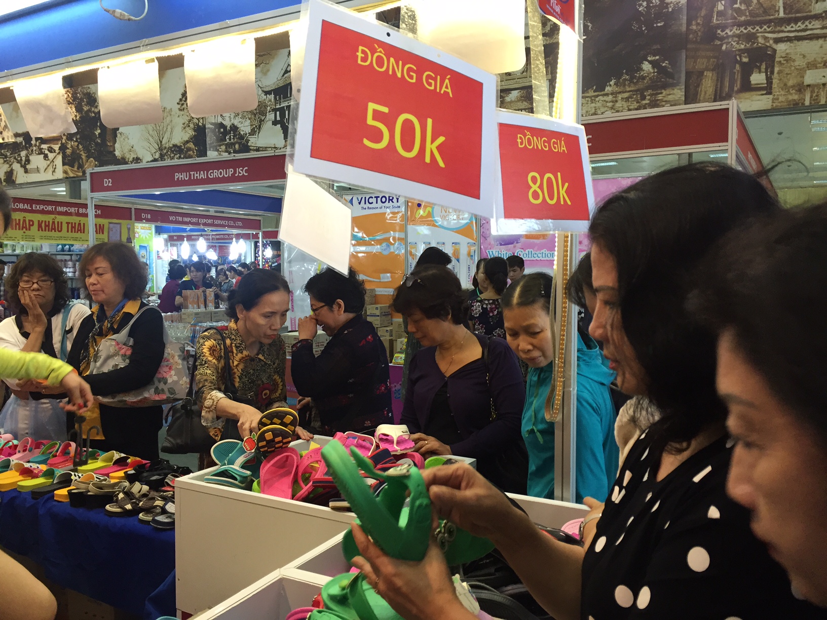 Cửa hàng dép Thái thu hút bởi chương trình đồng giá 50 nghìn đồng và 80 nghìn đồng/sản phẩm
