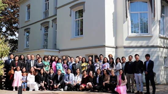 Đại sứ Ngô Thị Hòa cùng các đại biểu kiều bào, sinh viên và nhân viên, cán bộ Đại sứ quán chụp ảnh tại trụ sở ĐSQ