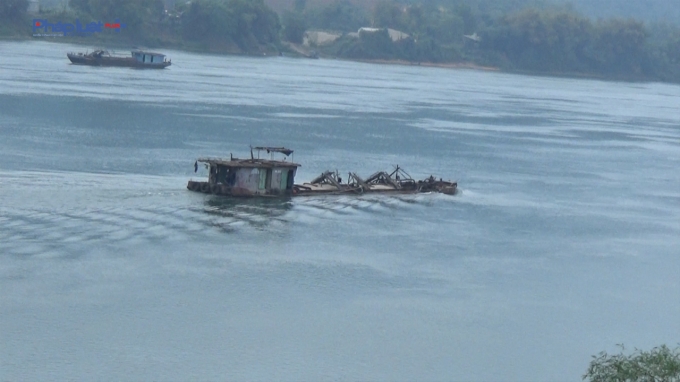 Tàu cuốc rầm rộ hút cát trên sông Đà, người dân chặn giữ xe doanh nghiệp
