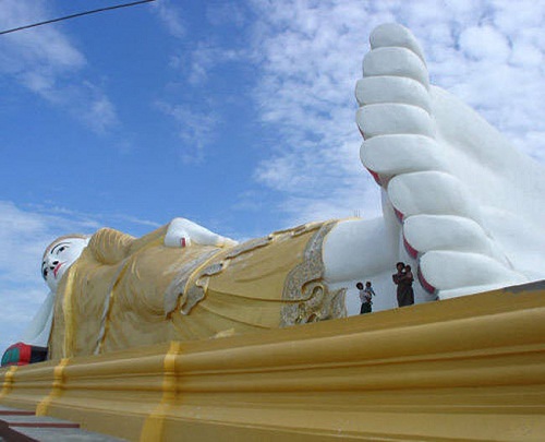 8. Tượng Phật Monywa, Myanmar: Bức tượng Phật nằm Monywa có kết cấu rỗng với chiều dài 90m được xây dựng vào năm 1991. Du khách có thể đi bên trong bức tượng khổng lồ và xem 9.000 bức ảnh về Phật Monywa và các môn đồ của Ngài.