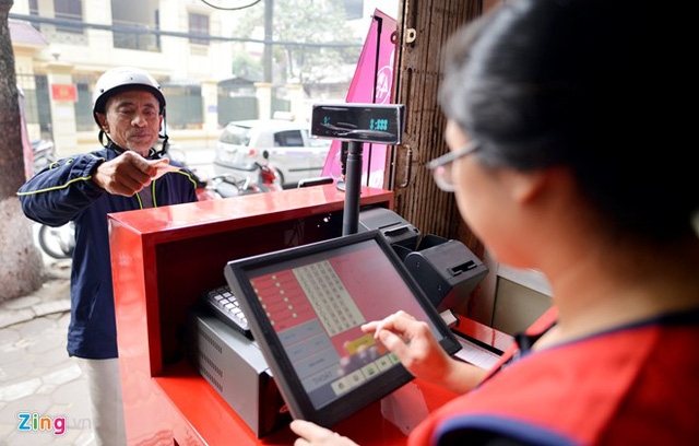 Thu nhập từ bán vé số Vietlott tại Hà Nội đang không đạt kỳ vọng của người bán khi so sánh với việc kinh doanh các mặt hàng, dịch vụ khác tại cùng mặt bằng, dù mức vốn bỏ ra không hề nhỏ. Ảnh minh họa: Lê Hiếu.