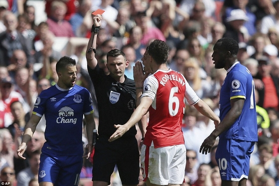 Koscielny nhận thẻ đỏ rời sân khiến Arsenal thi đấu với 10 người ngay từ đầu hiệp 1