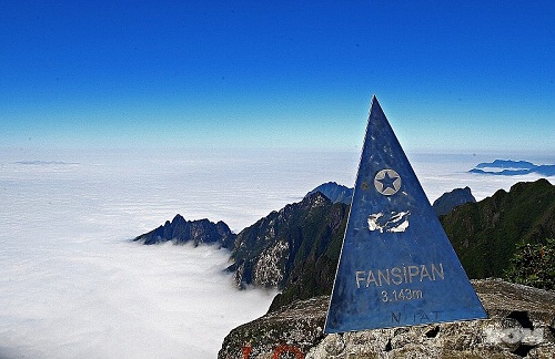 Fansipan (Lào Cai): Đây là một cái tên quen thuộc và là điểm đến mơ ước của nhiều người mê du lịch. Đỉnh núi nằm ở độ cao 3.143m là điểm ngắm mây hoàn hảo. Bạn sẽ thấy choáng ngợp trước cảnh gió tạt sóng mây vào núi, giữa khoảng không mênh mang và bầu trời xanh biếc. Tuy nhiên, thời tiết trên Fansipan biến đổi rất bất thường, có thể ở dưới chân núi mưa, lên đỉnh núi lại nắng, trời đang quang đãng đột ngột mây mù.