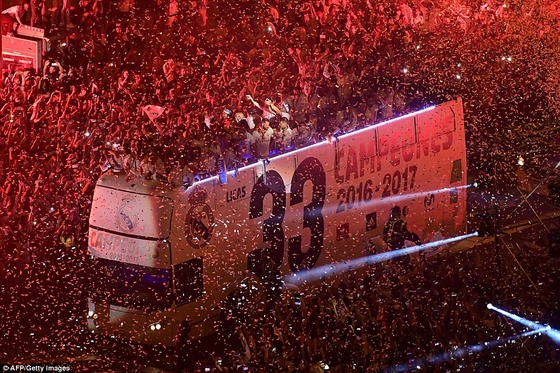Ngay sau chiến thắng, Real Madrid trở về nhà và bắt đầu bữa tiệc ăn mừng