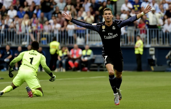 C.Ronaldo bắt kịp kỷ lục ghi bàn cực &quot;khủng&quot; của Messi!