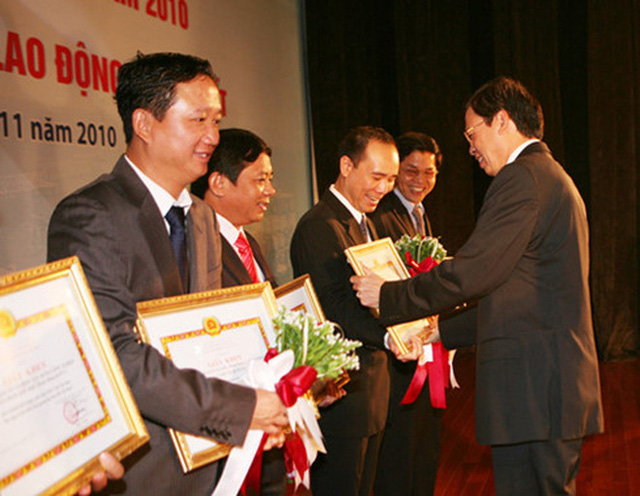 Trịnh Xuân Thanh (ngoài cùng, bên trái)