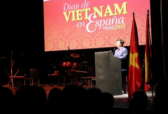 Bộ trưởng Ngoại giao Phạm Bình Minh đã chủ trì Lễ khai mạc “Ngày Việt Nam tại Tây Ban Nha 2017” và “Không gian Văn hóa Việt Nam” tại Nhà hát Circulo de Bellas Artes ở thủ đô Madrid