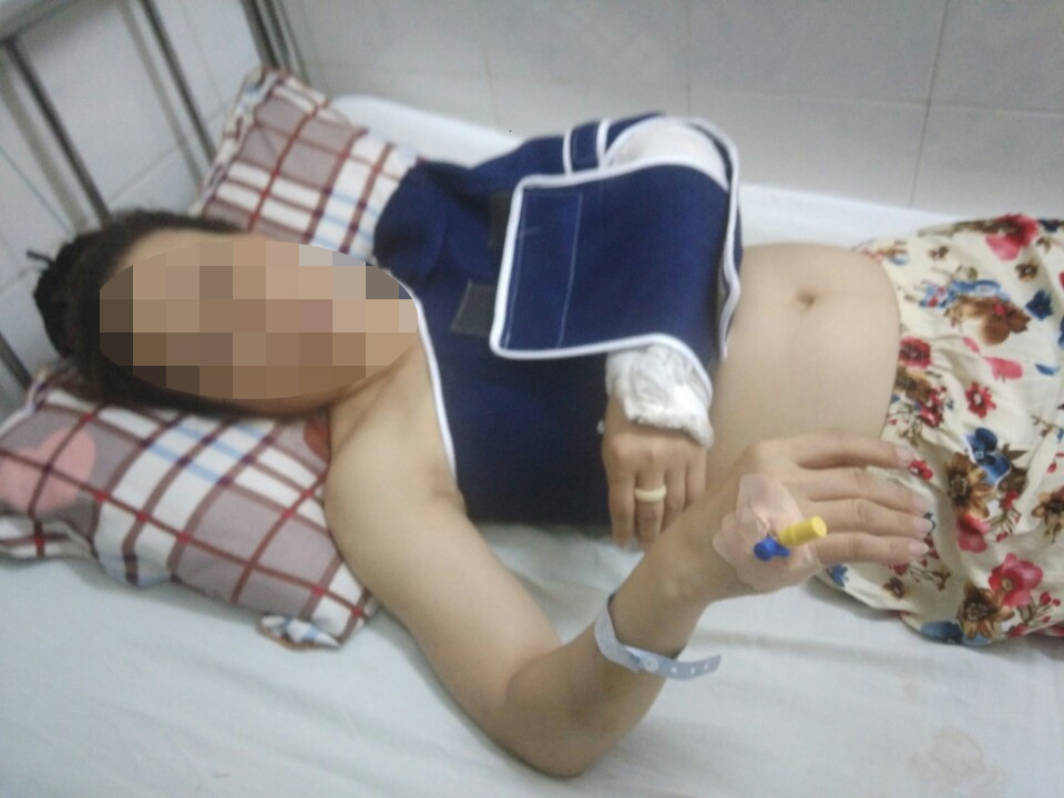 Chị Chi bị người chồng đánh gãy tay, có nguy cơ sẩy thai đang nằm điều trị tại bệnh viện