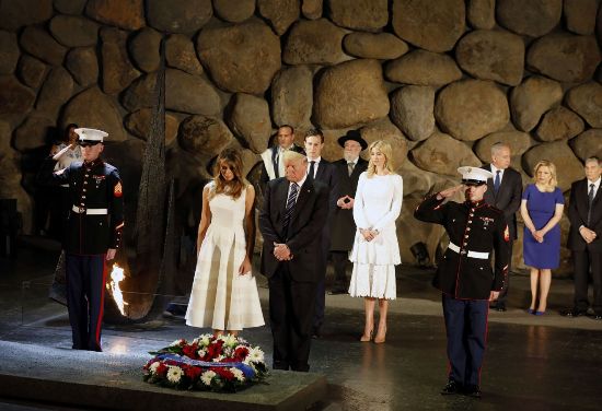 Tổng thống Donald Trump và Đệ nhất phu nhân Melania đến thăm Đài tưởng niệm Yad Vashem. Yad Vashem là đài tưởng niệm cấp nhà nước của Israel để tưởng niệm các nạn nhân của thảm họa diệt chủng Do Thái trong Thế Chiến Thứ Hai.