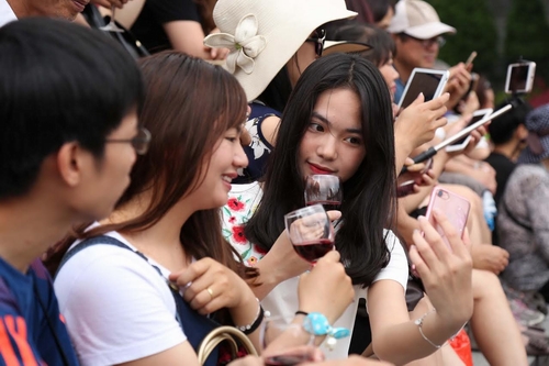Hơn 3,8 triệu khách đến Việt Nam, đông nhất là khách Trung Quốc