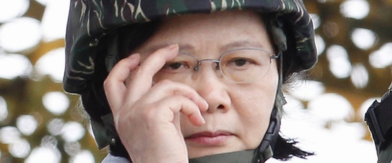 Nhà lãnh đạo Đài Loan đội mũ ngụy trang và mặc áo chống đạn